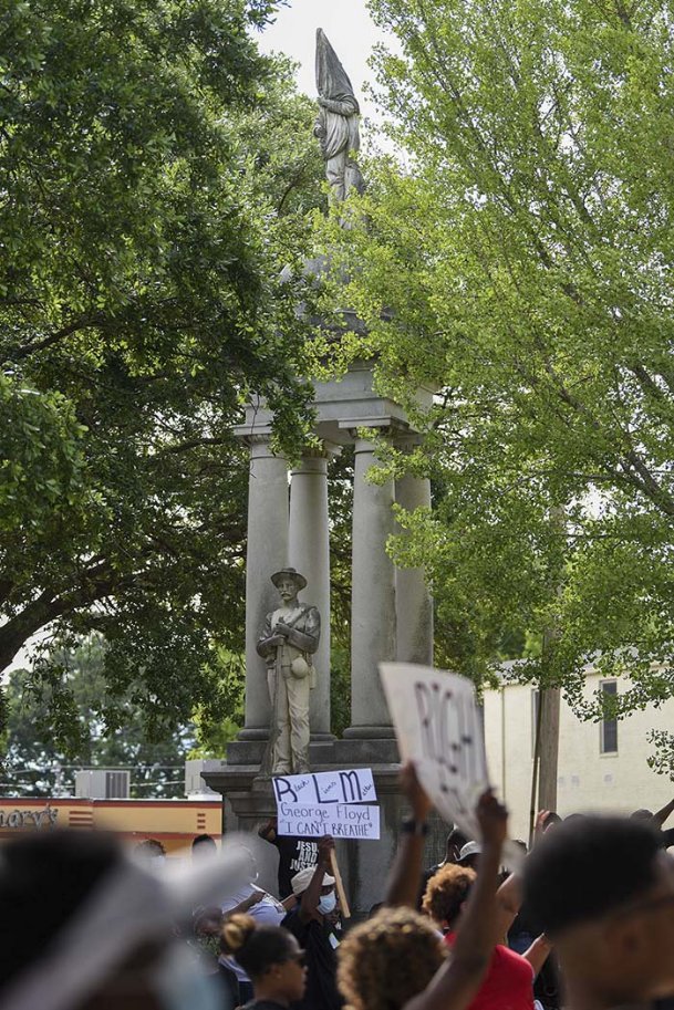 Восточный ракурс монумента памяти солдатам Конфедерации перед зданием суда округа Лаундес, верхняя фигура напоминает активистам Black Lives Matter о тех временах, когда  пылали кресты, а расисты в белых балахонах творили самосуд именем капитана Линча